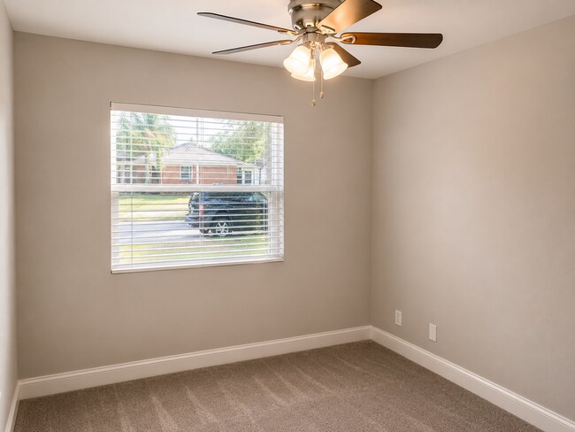 Building Photo - Recently renovated home in great neighborhood close to schools, parks, and shopping