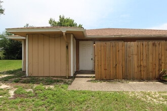Building Photo - Gulf Breeze 2BR Apartment in Greenbriar with Large Bedrooms, Fenced Patio, Huge Backyard & Water/...