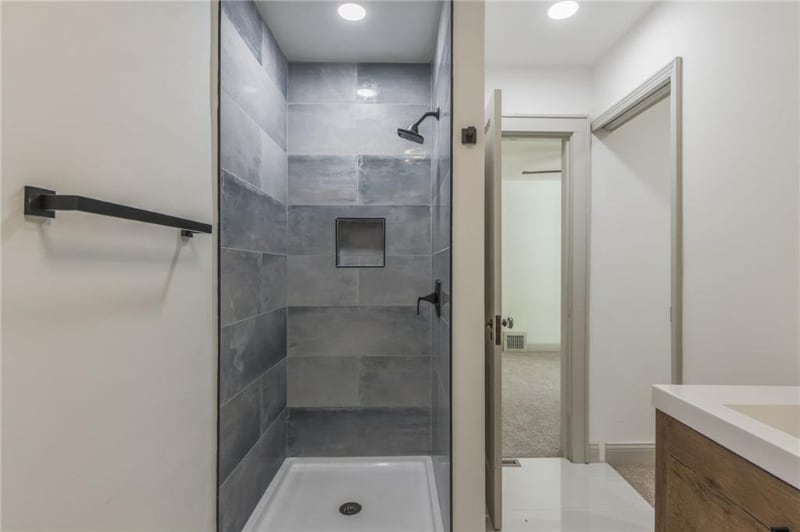 Building Photo - 6143 Forest Ave