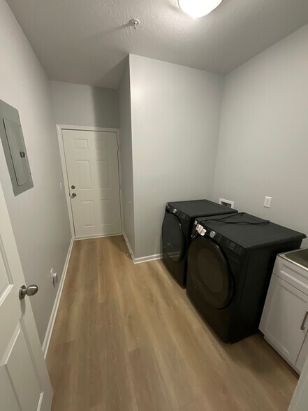 Building Photo - 28957 Cullen Dr