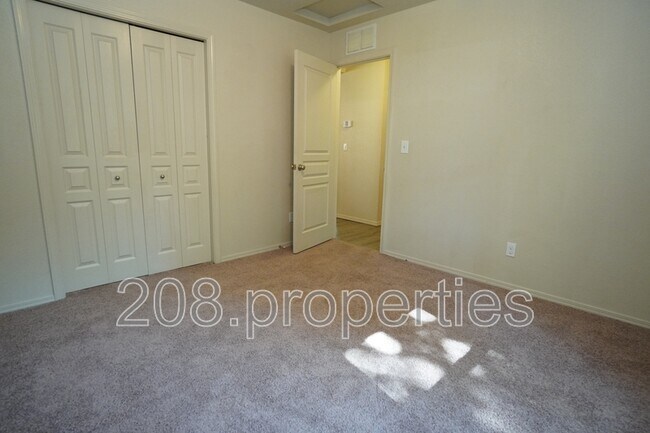 Building Photo - 201 W Lava Falls Dr