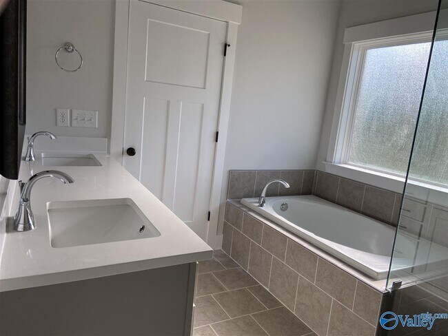 Building Photo - 440 Legend Oak Way SW