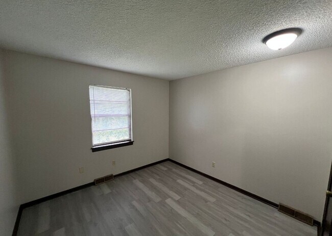 Building Photo - Spacious 2 Bedroom Duplex with Garage and ...