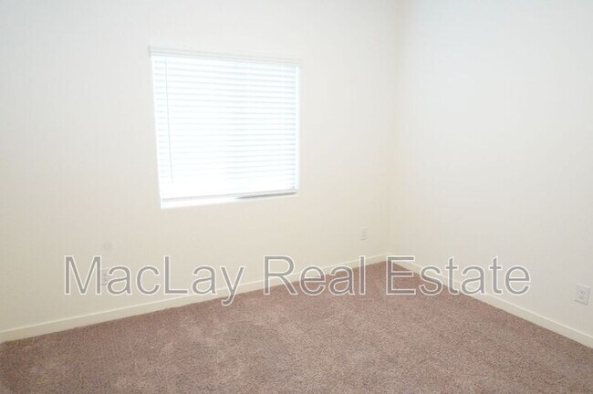 Building Photo - 680 N Crowned Dove Trail