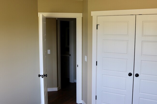 Building Photo - 8 Honey Locust Ln
