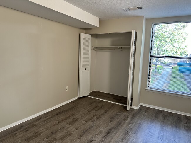 Building Photo - 2 Shrewsbury Green Dr