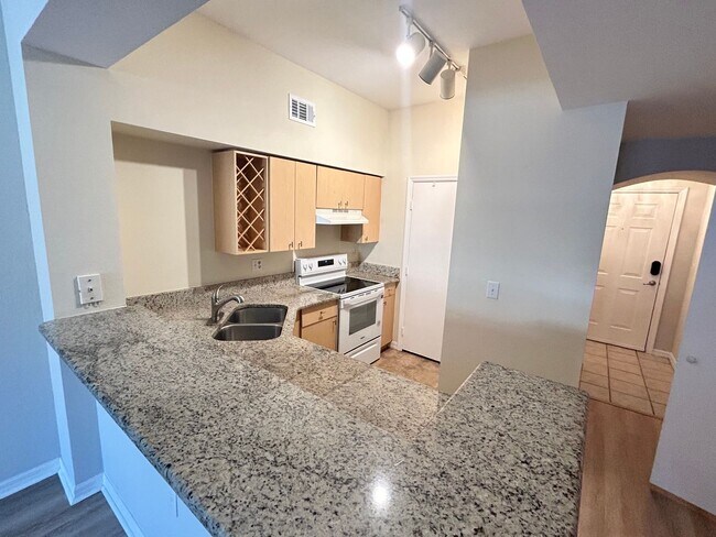 Building Photo - 1 Bed/1 Bath Condo in Gorgeous Resort Styl...