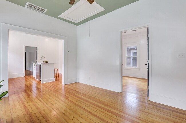 Living room - 614 E 40th St
