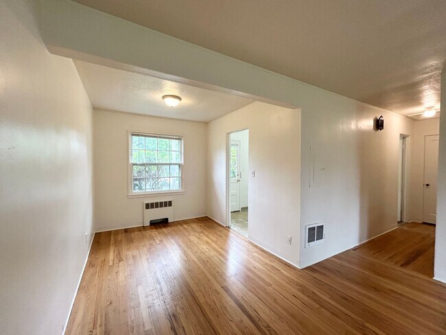 Building Photo - One Bed, One Bath, Vintage Charmer!