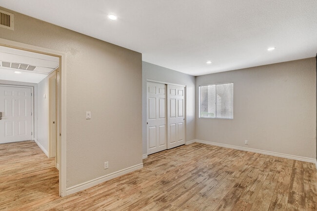 Building Photo - 5240 Indian River Dr