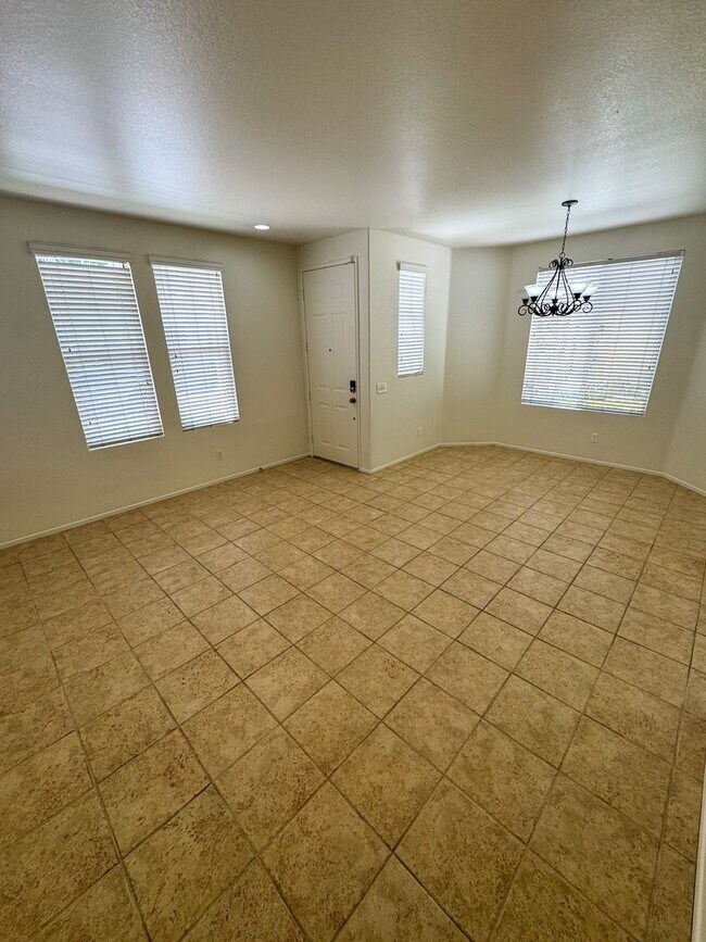 Building Photo - 4 Bedroom home available for Lease in Cent...