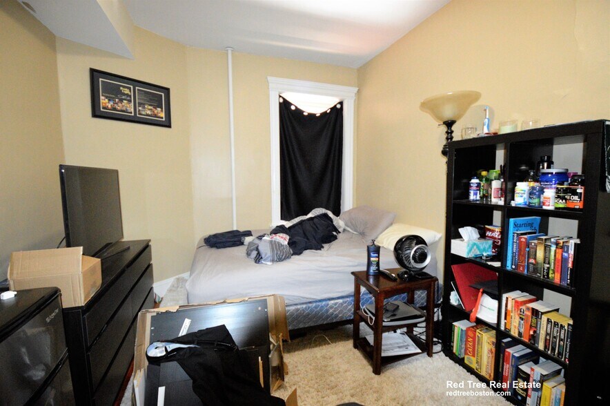 Building Photo - 10 Strathmore Rd