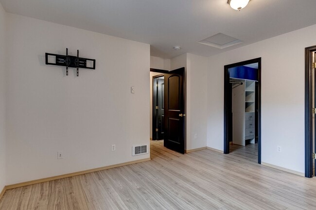 Building Photo - Updated 2 Bedroom 2 Bath Condo near Ft. Nu...