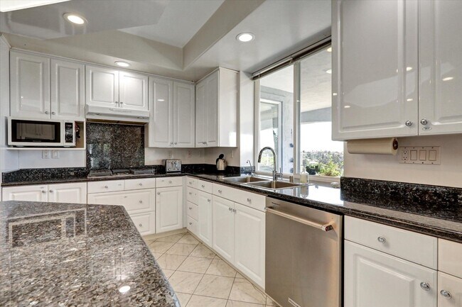 Building Photo - Luxurious home available immediately.