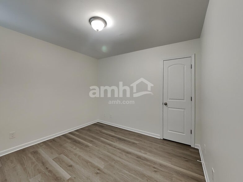 Building Photo - 132 Drewsbury Dr