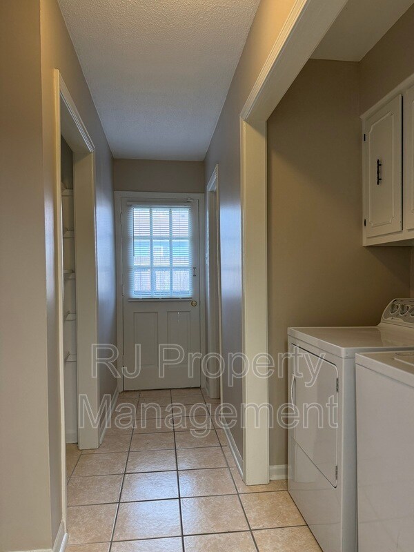 Building Photo - 3400 Lord Dunmore Cove