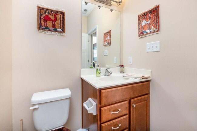 Building Photo - 3BR Open Floor Plan with Garage in Captain...