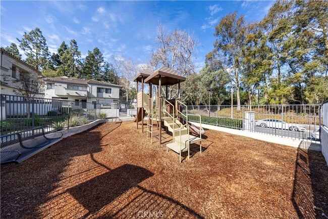 Building Photo - 17 Blackbird Ln
