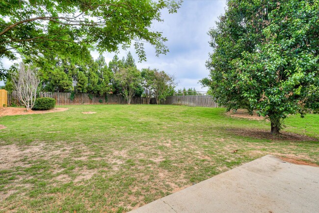 Building Photo - 5 Bed/3 Bath home with Primary Bedroom & a...