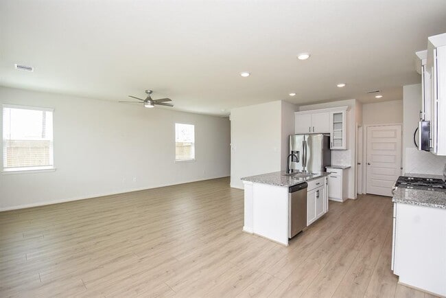 Building Photo - 27943 Western Crk Ct