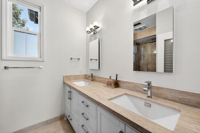 Building Photo - Beautiful Upgraded Townhome: 1,676 sqft, 2-Car Garage + Iron Horse Trail Access