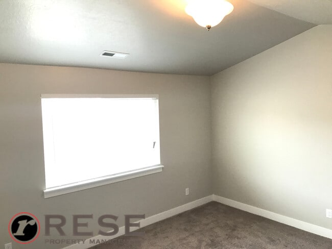 Building Photo - Beautiful Edge Townhome in Bluffdale