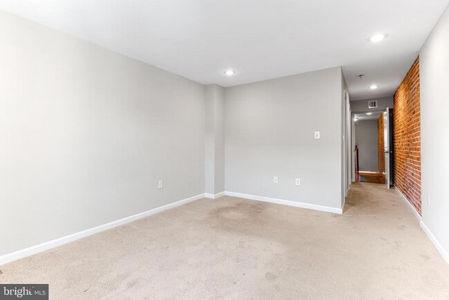 Building Photo - 1819 Light St