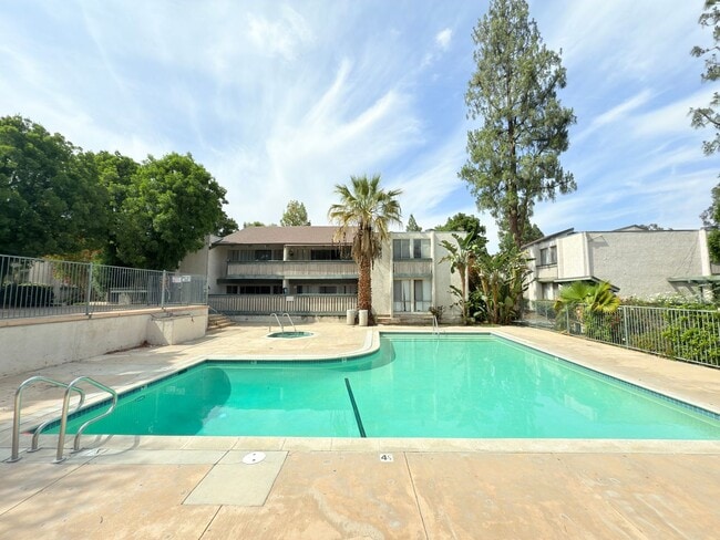 Building Photo - Spacious 3Bd/ 2Br in Canoga Park!