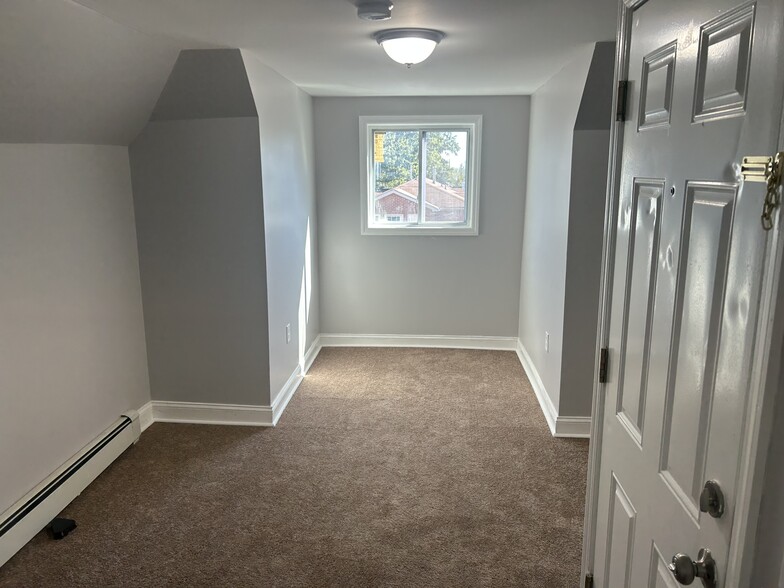 Primary Photo - 171 Seymour Ave