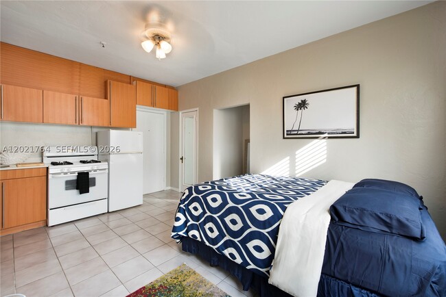 Building Photo - 3710 Collins Ave