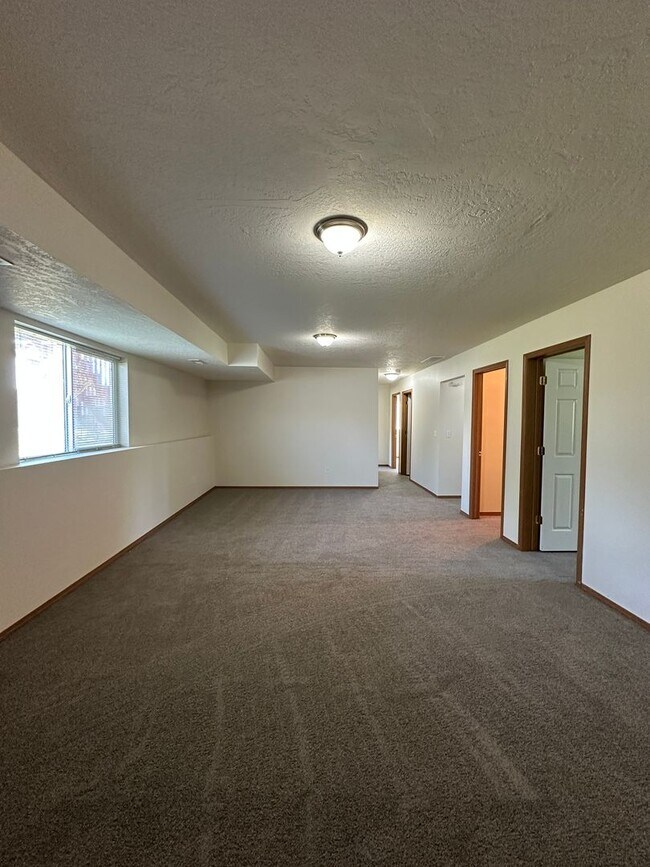 Building Photo - 419 N Arbutus Ave