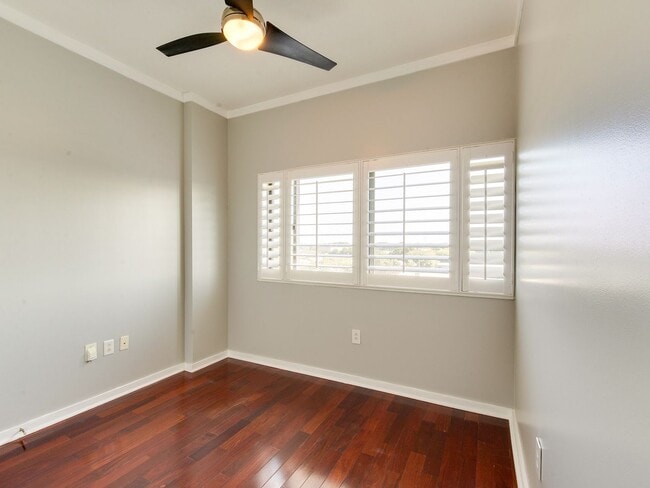 Building Photo - This move in ready condo has it all in Cha...