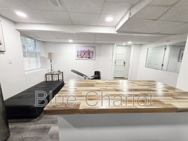 Building Photo - 513 S Hawthorne Rd