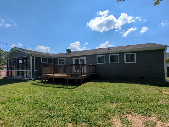 Building Photo - Spacious Rossville House