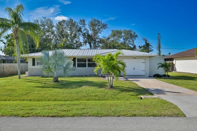 Building Photo - ** Charming Villa in Bonita Springs ~ Completely Renovated ~ Furnished ~ 1 Car Garage **