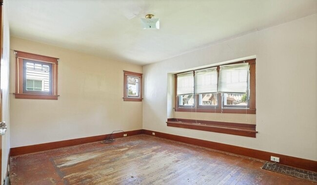 Building Photo - 2207 W Genesee Ave