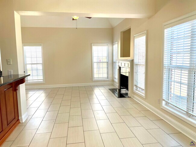 Building Photo - 300 Pembroke Pointe