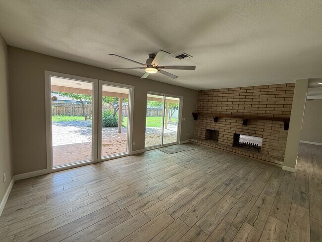 Building Photo - Luxury 4 Bedroom in Country Estates