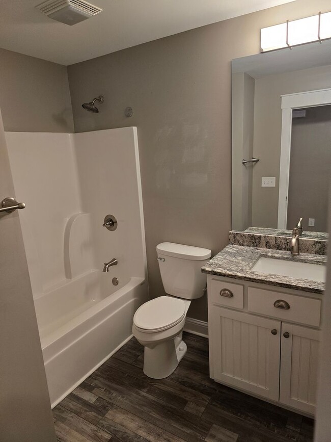 Building Photo - VERY NICE 3/2 HOUSE IN TUNNEL HILL