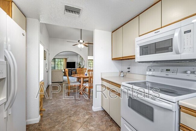 Building Photo - 2701 E Mesquite Ave