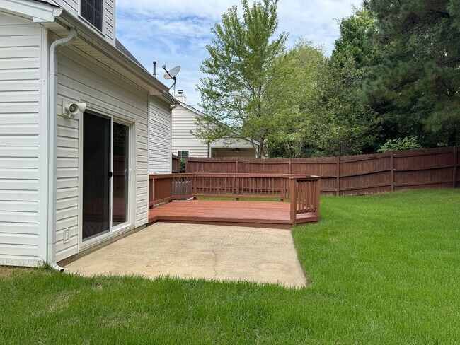 Building Photo - Move-in Ready! **Move-in Special** $250 of...