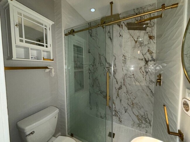 Building Photo - Lovely 2 Bedroom / 1 Bath for Rent - Section 8 Welcome