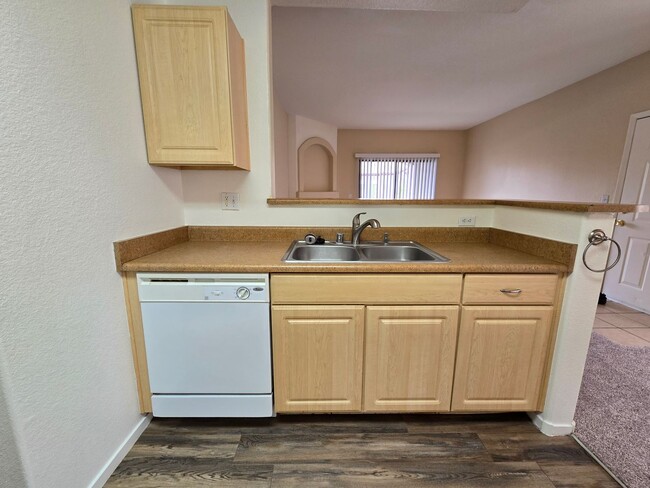Building Photo - A Charming 3 Bedroom upstairs unit in NW L...