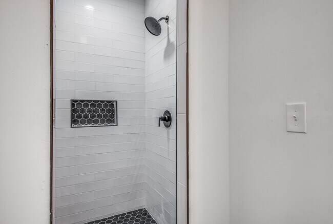 Building Photo - Live Stylishly. Live Comfortably. Live Memphis