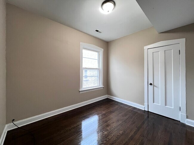 Building Photo - 821 N Waller Ave