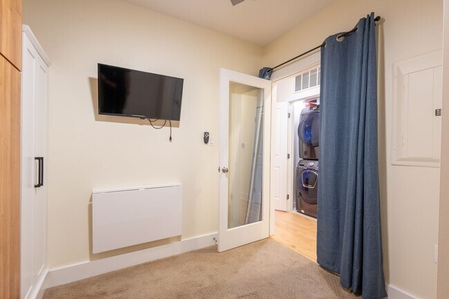 Building Photo - Lovely 1 BR + 1 Den/2 BA Condo in Mt Vernon Square!