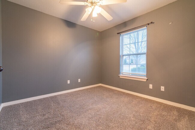 Building Photo - 4 Bedroom Brick home in Central Fayetteville!