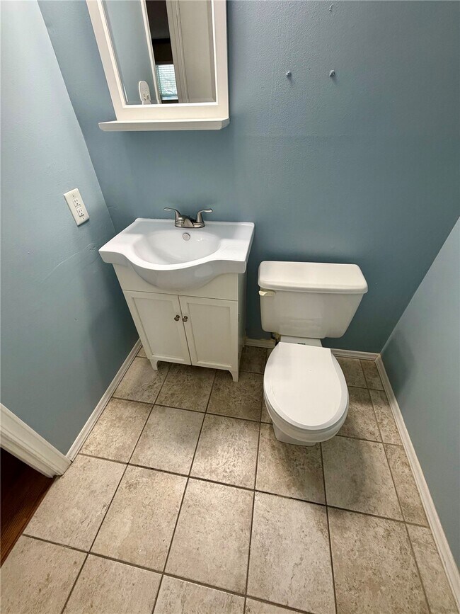 Building Photo - 895 Delray Dr