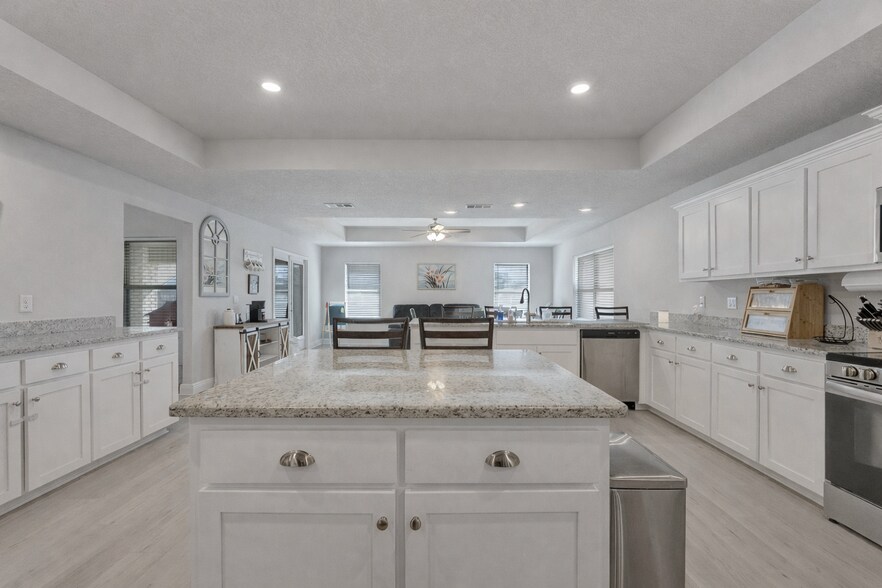 Building Photo - 5833 Crestlake Dr