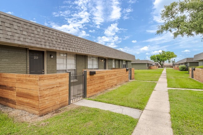 Building Photo - Villages at Parktown Apartment Homes